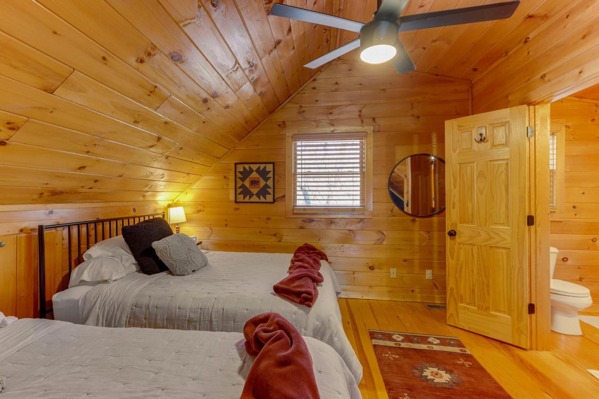 Blue Ridge Cabin Hot Tub, Fire Pit And Grill! エクステリア 写真