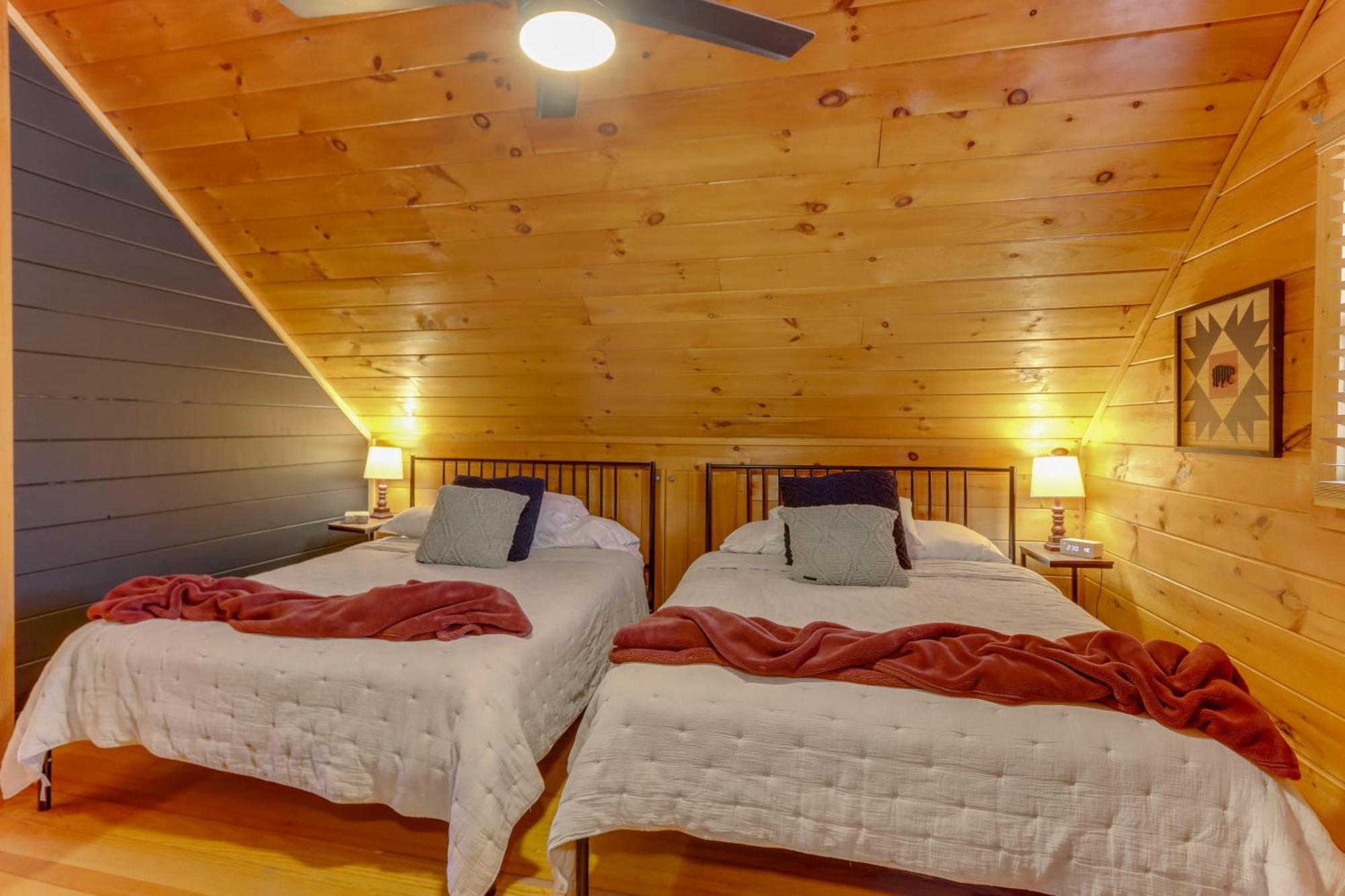 Blue Ridge Cabin Hot Tub, Fire Pit And Grill! エクステリア 写真